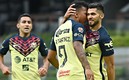 Henry Martín fue felicitado por su gol. FOTO: Imago7.