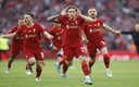 El capitán Henderson levantando la FA Cup. (Reuters