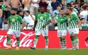 Jugadores del Betis celebrando el único tanto del partido hecho por Juanmi. (AFP)