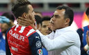 Ricardo Cadena con Chicote Calderón tras su gol en la Ida del Chivas-Atlas. (Mexsport)