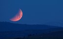 El eclipse lunar visto desde Skopje en Macedonia del Norte (Reuters).