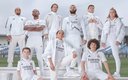 Jugadores, jugadoras y leyendas del club posando con la nueva equipación. (@realmadrid)