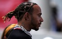 Hamilton usando varios accesorios en el paddock. (Reuters)