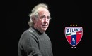 Joan Manuel Serrat, seguidor del Barcelona y del Atlante. (ABC y Mediotiempo)