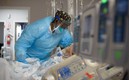 Una doctora atiende a un paciente enfermo en Houston. Foto ilustrativa: AFP
