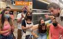 Un grupo de jóvenes recibieron criticas tras enseñan a viajar en el metro de CDMX (Twitter)