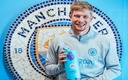 De Bruyne con el premio a mejor jugador de la campaña. (@ManCity)