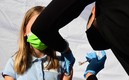 Los estadounidenses buscan proteger a sus niños contra la covid-19. FOTO: AFP.