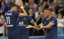 Kylian Mbappé celebra  uno de sus dos goles con el PSG. FOTO: Reuters.