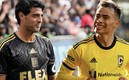 El partido está retrasado, Vela y Zelarayán son las figuras a seguir.
