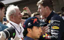 Helmut Marko y Max Verstappen celebran la victoria en España. (Reuters)