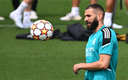 Benzema durante un entrenamiento que se llevó a cabo en la ciudad deportiva del Real Madrid. (AFP)