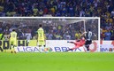 Memo Ochoa se tiró a su lado izquierdo