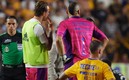 Ortega le dio un objeto a Nahuel. (Foto: Mexsport)
