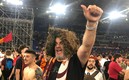 Un aficionado se puso el césped como cabellera / Javier Carmona (Roma, Italia)