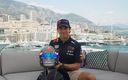 Checo con el casco que usará en homenaje a Pedro Rodríguez en el GP de Mónaco. (@redbullracing)