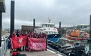 Los aficionados de Liverpool alquilaron un speed boat. (FOTO: Twitter @morefootie)