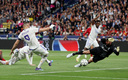 Benzema la mandó a guardar, sin embargo, se marcó fuera de juego. (Reuters)