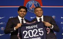 Nasser Al-Khelaifi y Kylian Mbappé. (Reuters)