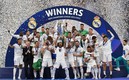 El Real Madrid levanta el trofeo de la UEFA Champions League (AFP).