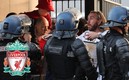 El cuerpo de policía y aficionados del Liverpool a las afueras del Stade de France (AFP).