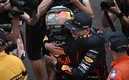 El abrazo de Max y Checo / AFP