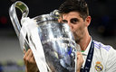 Thibaut Courtois con la Champions tras obtenerla con el Real Madrid. (Reuters)