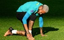 El brasileño Neymar mostró dolencias en el pie derecho. FOTO: AFP.