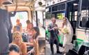 Una pareja de novios contrató microbuses para trasladar a sus invitados (Captura Twitter)