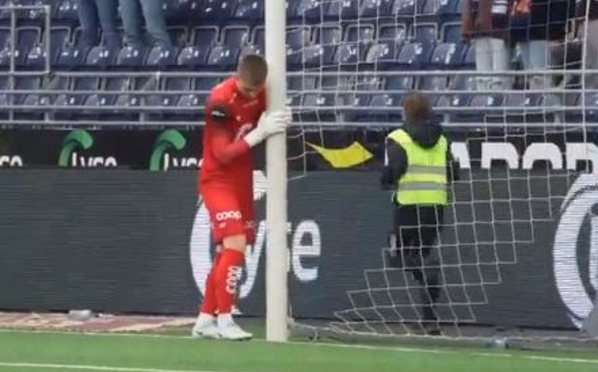 Patrik Gunnarsson fue sorprendido mientras movía los postes de la portería (Captura Twitter)