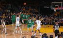 Curry marcando uno de los triples en el primer periodo (NBA)