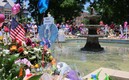 Así lucen algunos de los homenajes que ha hecho la gente a la víctimas en Texas. Foto: AFP