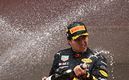 Checo Pérez festejando el triunfo en Mónaco. (FOTO: AFP)