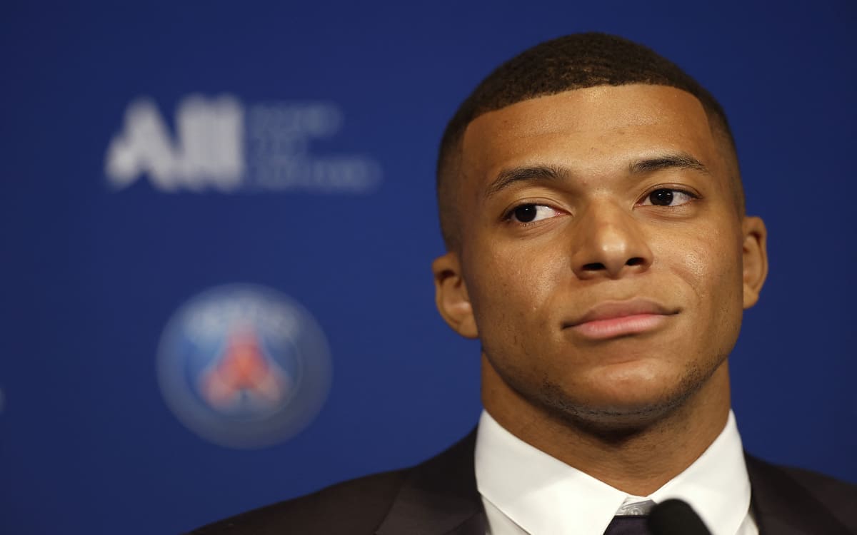 Mbappé renovó con el PSG hasta 2025. (Reuters)