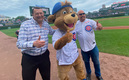 El Perro Bermúdez en su visita a los Cubs. (Foto: @enriquebermudez)