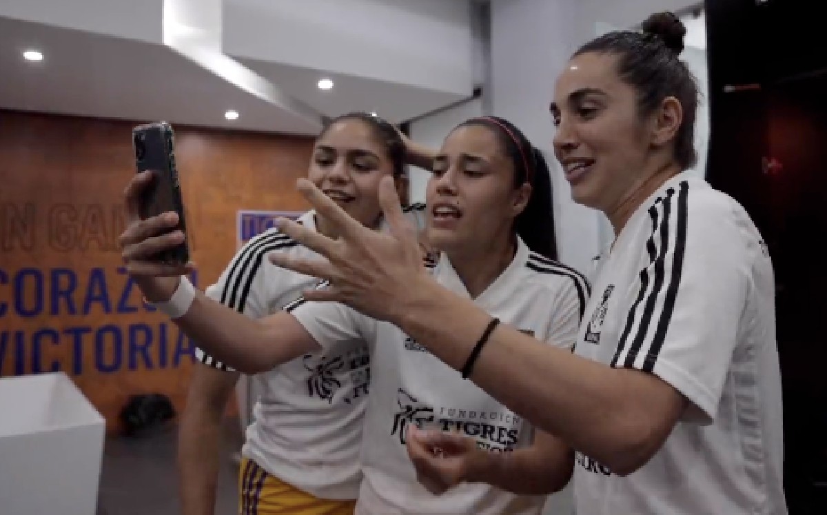 Tigres Femenil se alista cantando en vestidor.