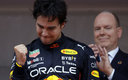 Checo Pérez celebrando en Mónaco su tercera victoria en la F1. (Reuters)