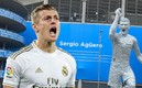 Toni Kroos junto a la estatua del Kun Aguero (Captura de Twitter Manchester City).