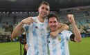 Emiliano Martínez y Messi tras ganar la Finalíssima (AP)