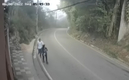 Los trabajadores ayudando a la mujer. (FOTO: Captura)