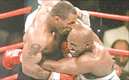 La pelea entre Mike Tyson y Evander Holyfield en 1997 pasó a la historia (AP)