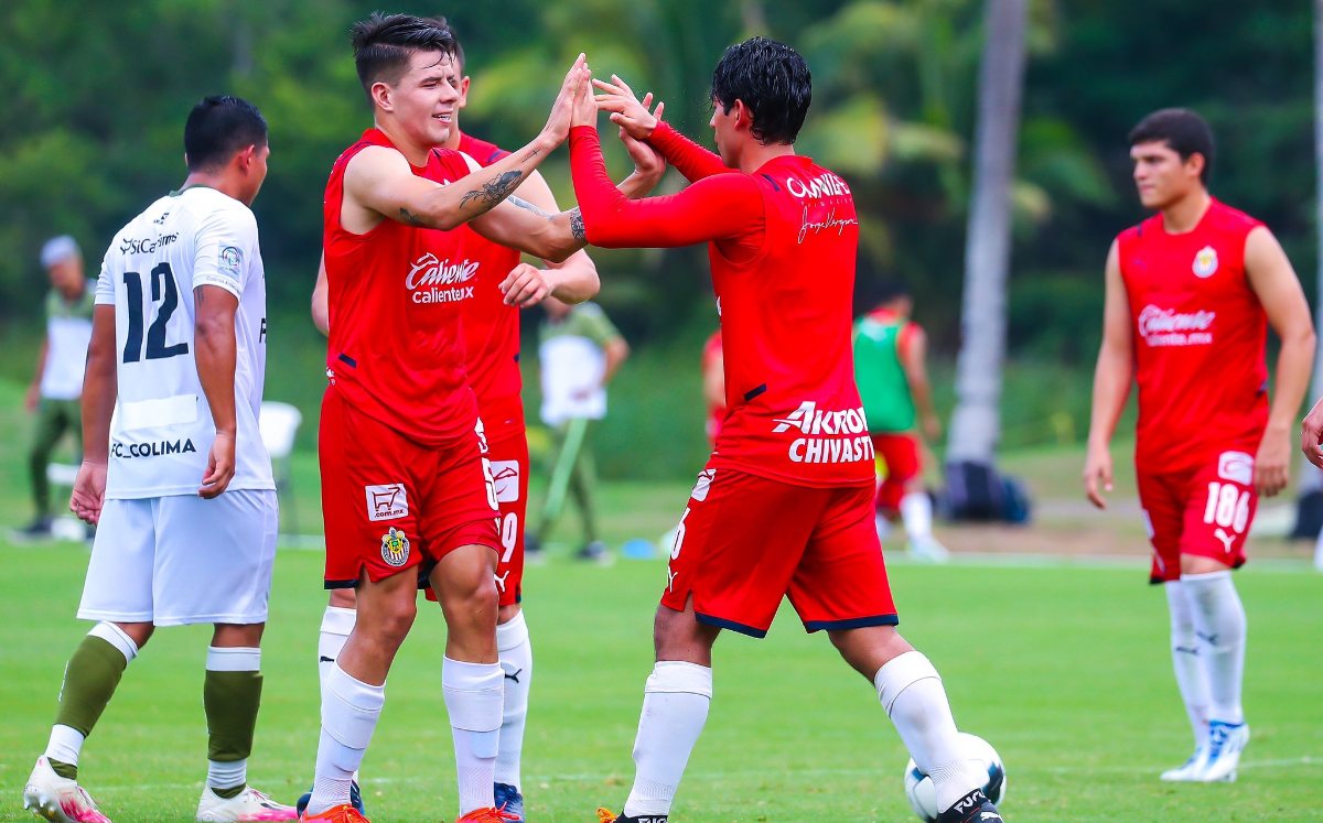 En Chivas festejan gol vs Caimanes. (FOTO: Chivas)