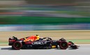 Checo Pérez sigue mostrando su talento en las calles de bakú. FOTO: Reuters.