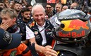 Helmut Marko y Checo Pérez (AFP).