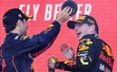 Checo y Max, en pleno festejo en Bakú | AFP