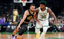 Stephen Curry y Marcus Smart (Reuters).