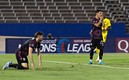 Antuna se lamenta por la opción fallada, mientras Giménez está en el césped. Foto: Imago7