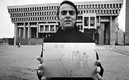 Foto de 1972 en la que Carl Sagan muestra la placa con el mensaje para la vida extraterrestre que pudiera interceptar la sonda Pioneer. Foto: Especial