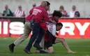 Aficionado del Atlas fue esposado y sacado del Seat Geek Stadium. Foto: Mexsport