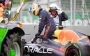 Checo Pérez abandonó en Canadá por una falla del motor. (AFP)